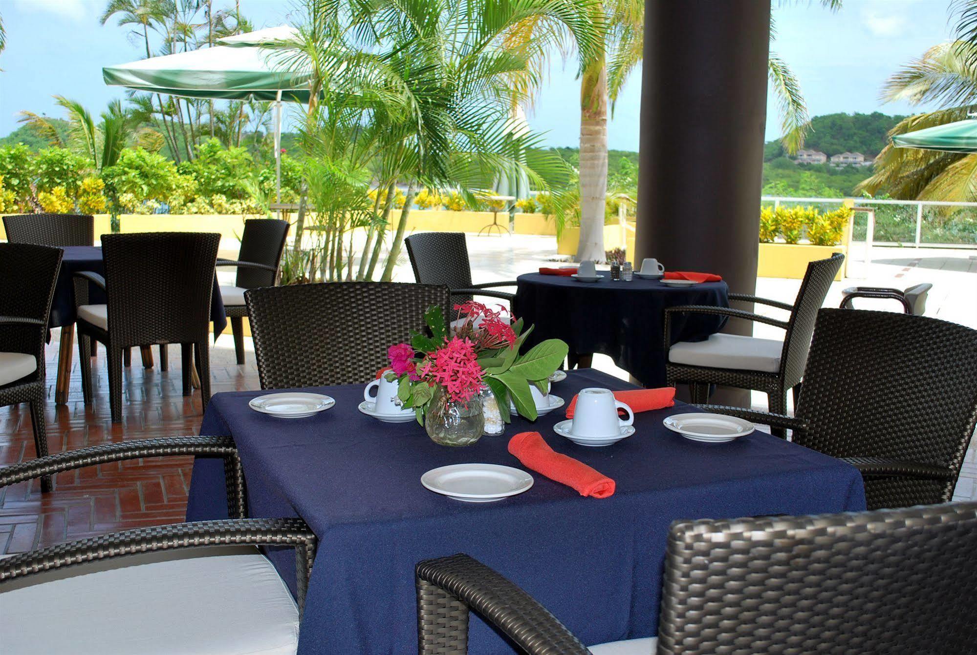 Grand Royal Antiguan Beach Resort Five Islands Village المطعم الصورة